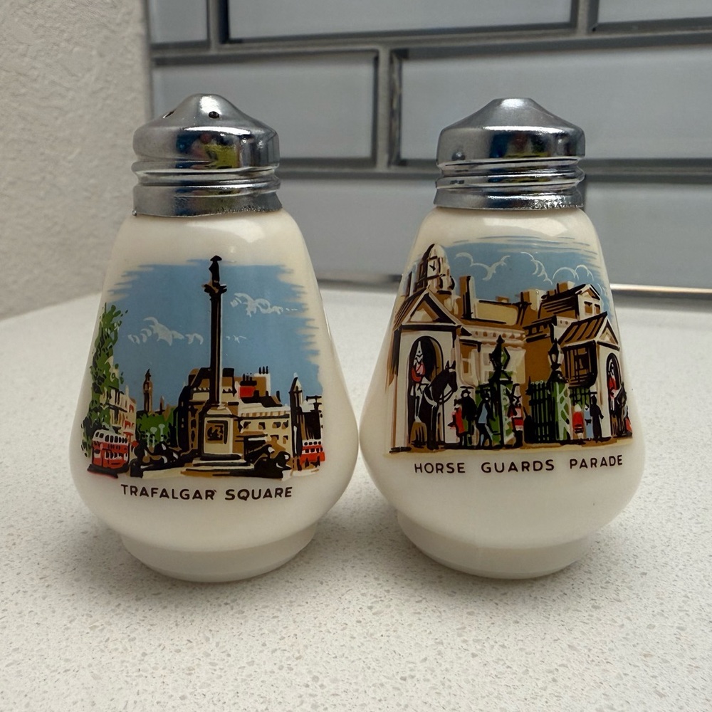Vintage London Salt & Pepper Shakers Trafalgar Square Horse Guards Parade - Picture 3 of 13